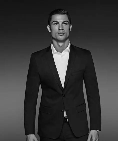 前锋远射破门，全场欢呼（前锋一脚远射破网，全场沸腾）