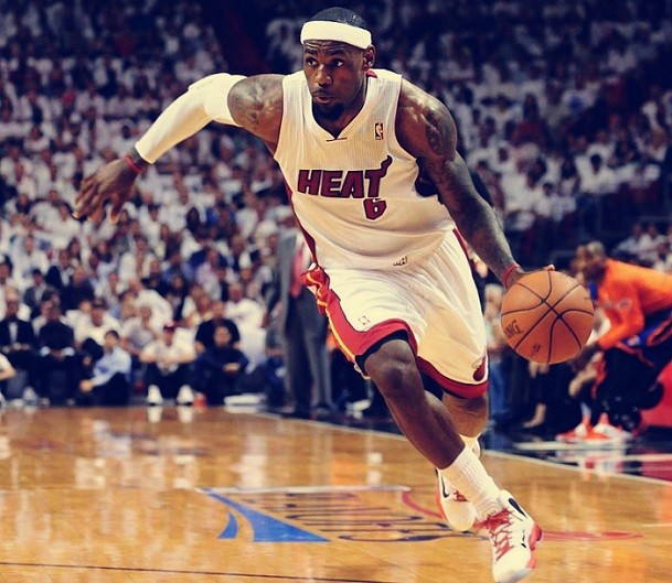 TA：利物浦球迷对阿诺德情感复杂，右路离开他后实力大打折扣（TA：阿诺德成红军球迷的矛盾焦点，右路失去他后战力明显下滑）