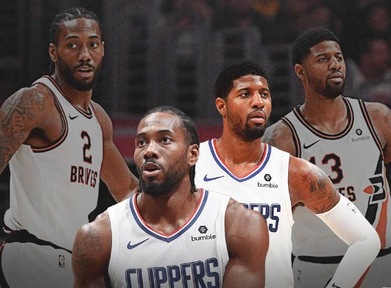 格雷米奥扳平后，主帅梅内塞斯与球迷发生口角并向其竖中指（格雷米奥追平后，主帅梅内塞斯与球迷口角并做出竖中指手势）