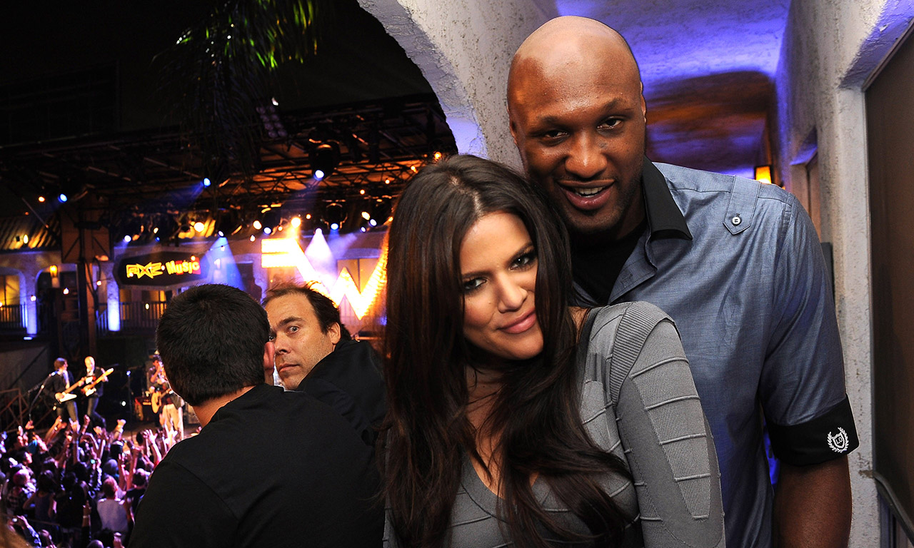 克里斯半场表现抢眼，为球队注入活力（克里斯半场大放异彩，激活球队气势）