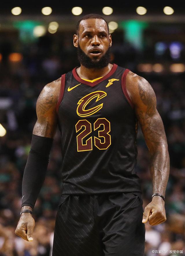 豪门后防崩溃，连续被打穿（豪门防线瓦解，连遭突破）