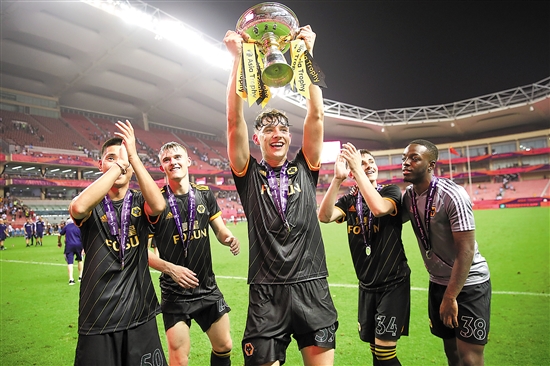 人盯人战术，一段萨利巴紧逼凯恩的短视频走红网络（萨利巴全程盯防凯恩：短视频引爆全网）