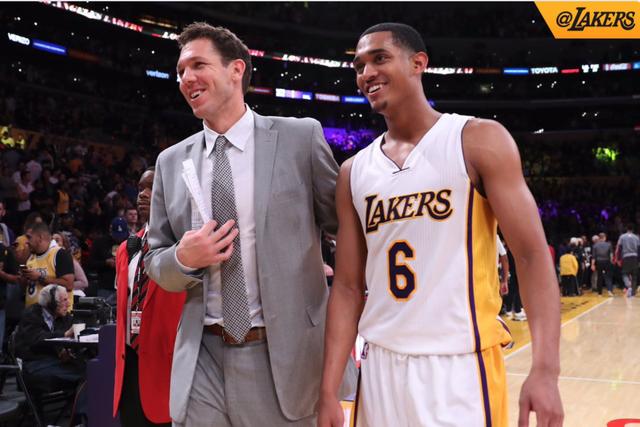 苗原：徐新是云南补强中场头号目标，谈判接近结束，进度80%（苗原：云南引援锁定徐新为中场首选，谈判进入尾声，完成度约80%）