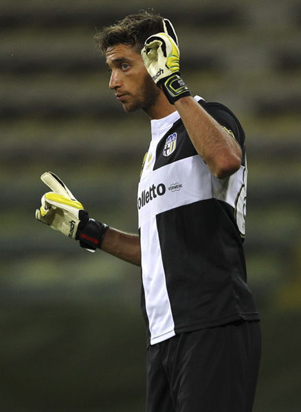 米体：莫拉塔妻子被发现已不再佩戴婚戒，二人感情陷入危机（米体：莫拉塔妻子疑不再戴婚戒，两人关系生变）