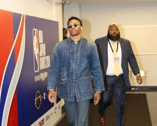 国米门将更替引热议，维卡里奥性价比突出，但适配性与未来规划存疑。（国米门将更替惹争议，维卡里奥性价比出众，但与体系契合度和未来规划仍存疑）