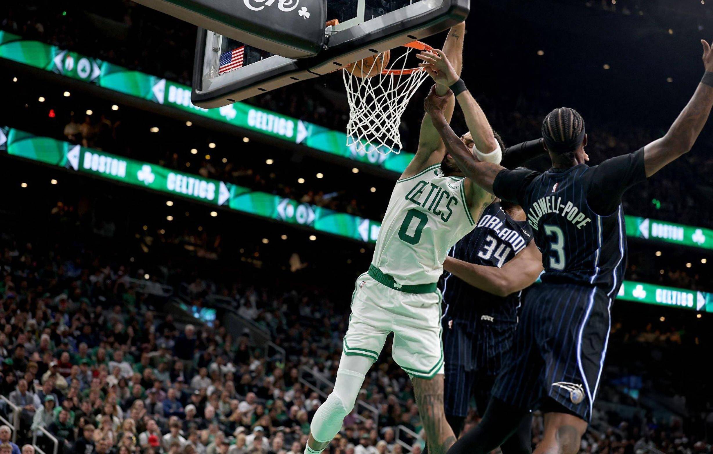 湖人浓眉哥篮下统治力助球队获胜（浓眉内线统治，湖人取胜）