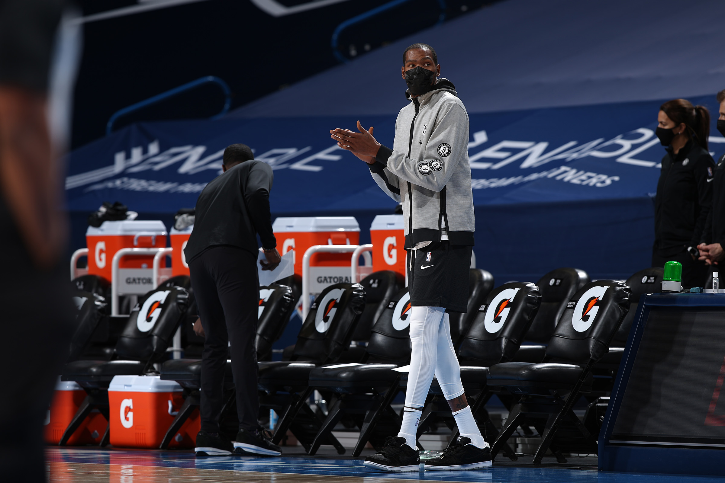 哈登交易传闻：资深高管分析可能情况（哈登交易传言：业内高管解读潜在走向）