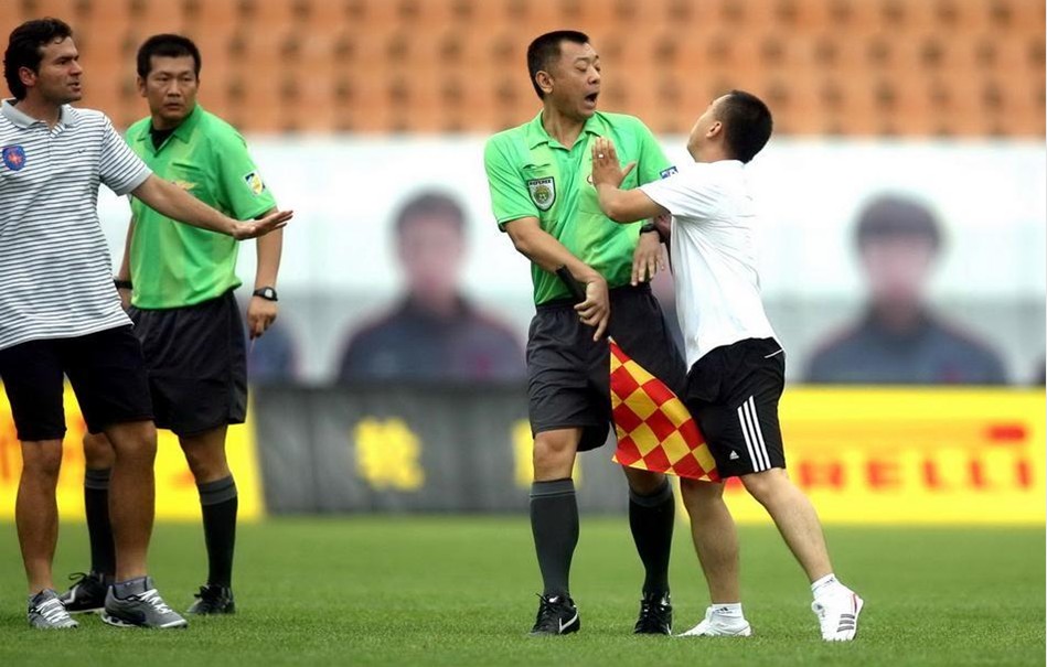 意媒：米兰和切尔西关注雷恩18岁高中锋梅特（意媒：米兰、切尔西盯上雷恩18岁高大型中锋梅特）